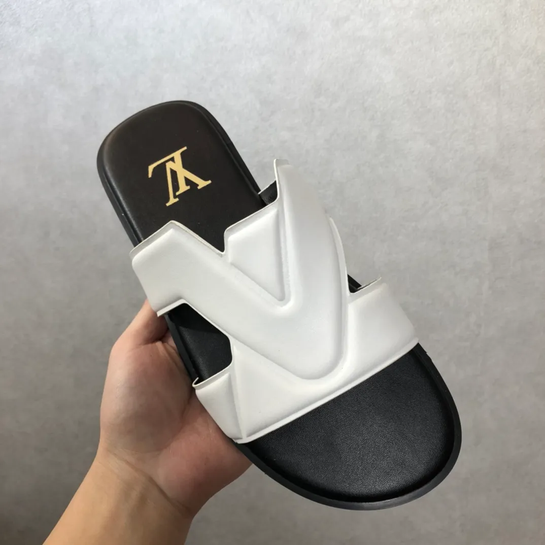 Factory price: 270💰LV counters are selling new brand luxury men's slippers, casual, loose and comfortable. The must-have model in the picture above [Happy][Happy], multiple colors available Size: 38-44, customized 45